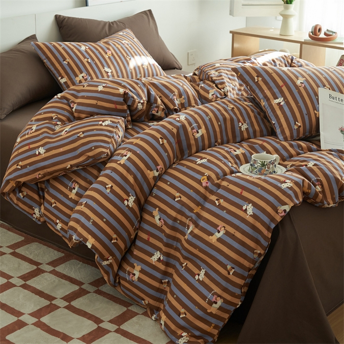 91家纺网 家纺一手货源 找家纺 趣色家纺 2025新款A类全棉双层纱印花四件套 竖条圣诞汪