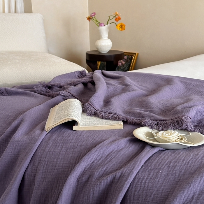91家纺网 家纺一手货源 找家纺 三朵 2025新款全棉四层绉绉纱流苏多功能毯 紫葡萄