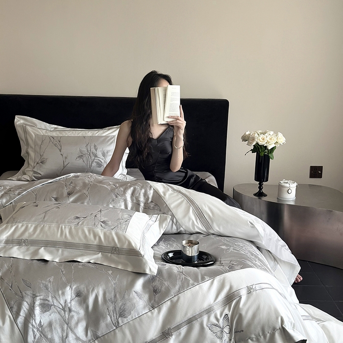 91家纺网 家纺一手货源 找家纺 鹿班家居 2025春夏款高精密锦缎色织大提花长绒棉四件套【标准会员-20元】 醉清风-灰色