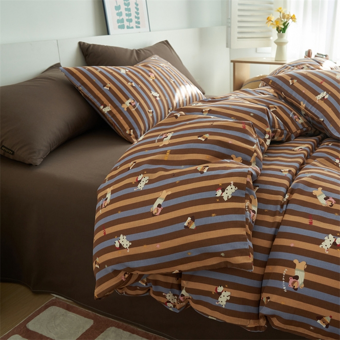 91家纺网 家纺一手货源 找家纺 趣色家纺 2025新款A类全棉双层纱印花四件套 竖条圣诞汪