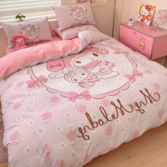 91家纺网 家纺一手货源 找家纺 金爱家 2025新款纯棉数码印花大阪三丽鸥四件套 花园宝贝kt