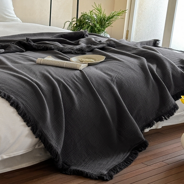 91家纺网 家纺一手货源 找家纺 三朵 2025新款全棉四层绉绉纱流苏多功能毯 暗夜灰