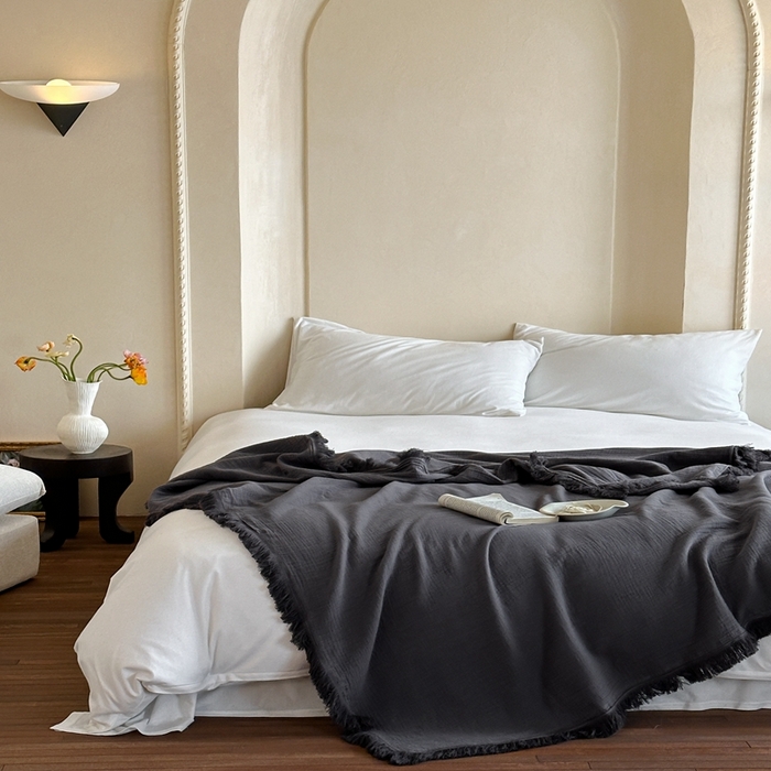 91家纺网 家纺一手货源 找家纺 三朵 2025新款全棉四层绉绉纱流苏多功能毯 暗夜灰