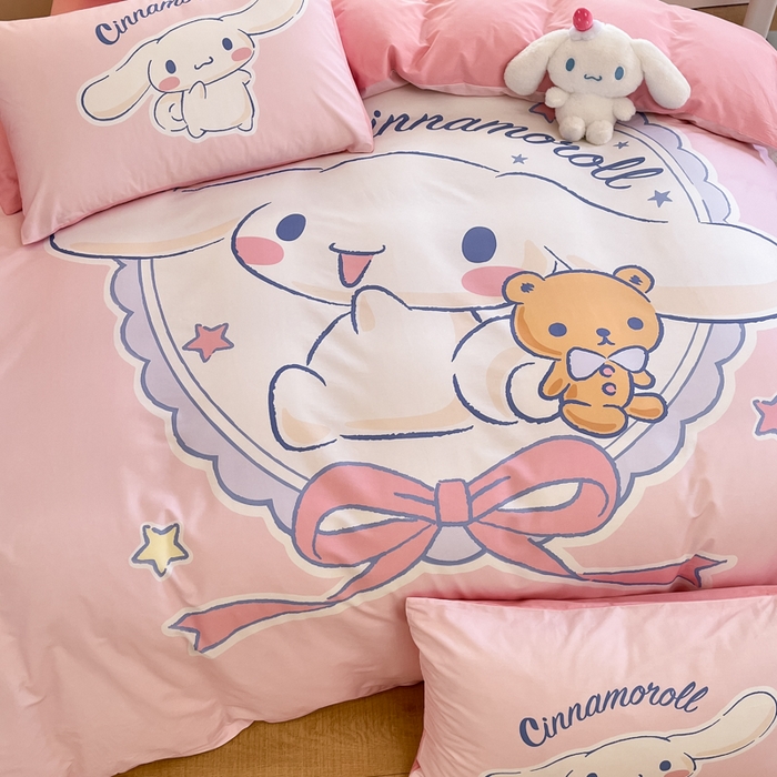 91家纺网 家纺一手货源 找家纺 金爱家 2025新款纯棉数码印花大阪三丽鸥四件套 D小熊玉桂狗粉