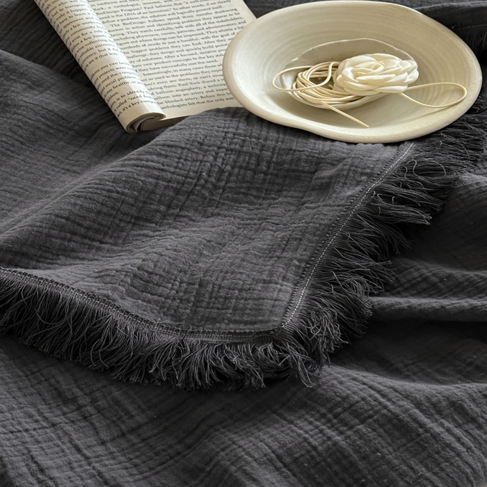 91家纺网 家纺一手货源 找家纺 三朵 2025新款全棉四层绉绉纱流苏多功能毯 暗夜灰
