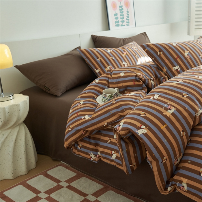 91家纺网 家纺一手货源 找家纺 趣色家纺 2025新款A类全棉双层纱印花四件套 竖条圣诞汪