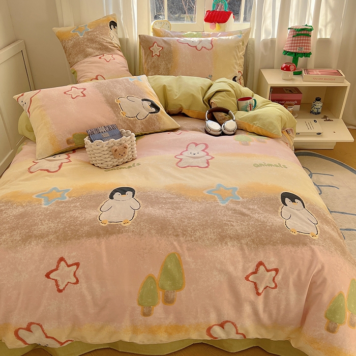 91家纺网 家纺一手货源 找家纺 2025春季新款13372全棉印花四件套-卡通系列 蜡笔企鹅兔