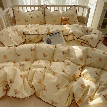 91家纺网 家纺一手货源 找家纺 三朵 2025新款全棉双层纱三角针四件套 面包熊