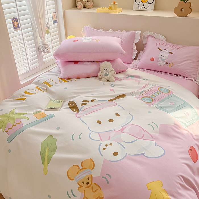 91家纺网 家纺一手货源 找家纺 2025新款三丽鸥系列数码印花纯棉全棉床裙三件套四件套-简约款 简约基础款-活力帕恰狗