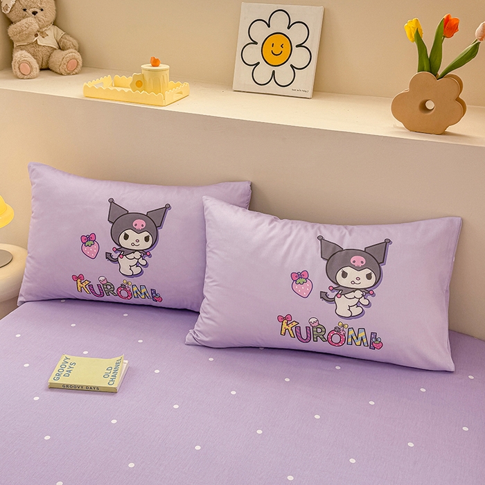 91家纺网 家纺一手货源 找家纺 2025新款三丽鸥系列数码印花纯棉全棉床裙三件套四件套-简约款 简约基础款-草莓库洛米