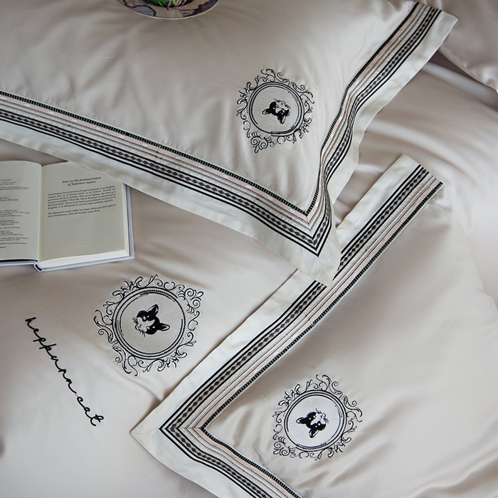 91家纺网 家纺一手货源 找家纺 赫帛 2025新款赫本猫联名系列四件套-贵族猫 贵族猫-银白色