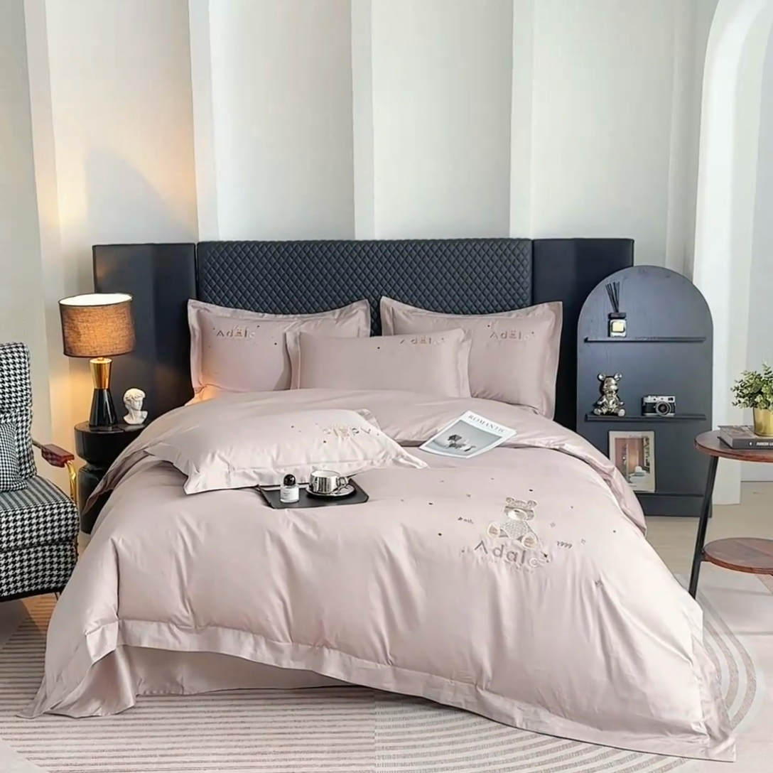 91家纺网 家纺一手货源 找家纺 品乐家纺 2025新款60支长绒棉刺绣款AB版四件套-维尼系列 维尼 青云灰