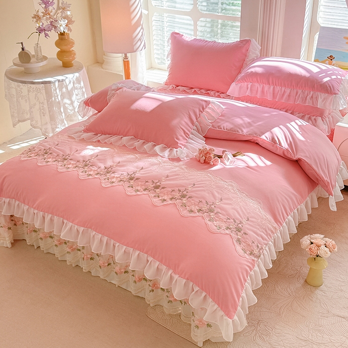 91家纺网 家纺一手货源 找家纺 大麦家纺 2025新款亲肤花边款床盖四件套  甜心小姐-樱花粉