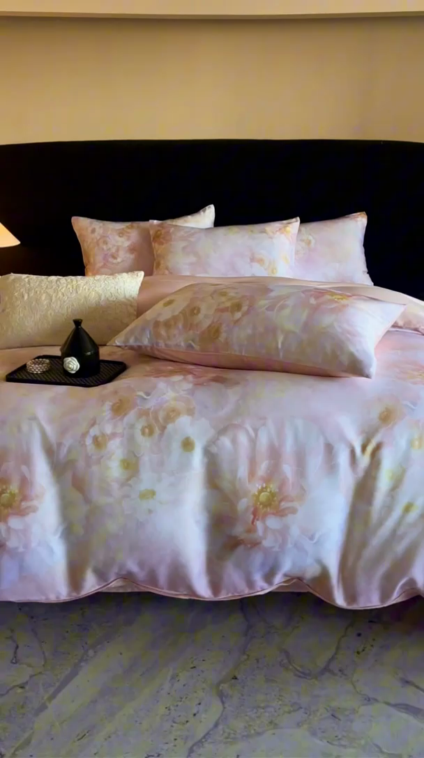 91家纺网 家纺一手货源 找家纺 立奥被业 2025年新款100%兰精天丝四件套天丝数码印花四件套 天仙子-粉