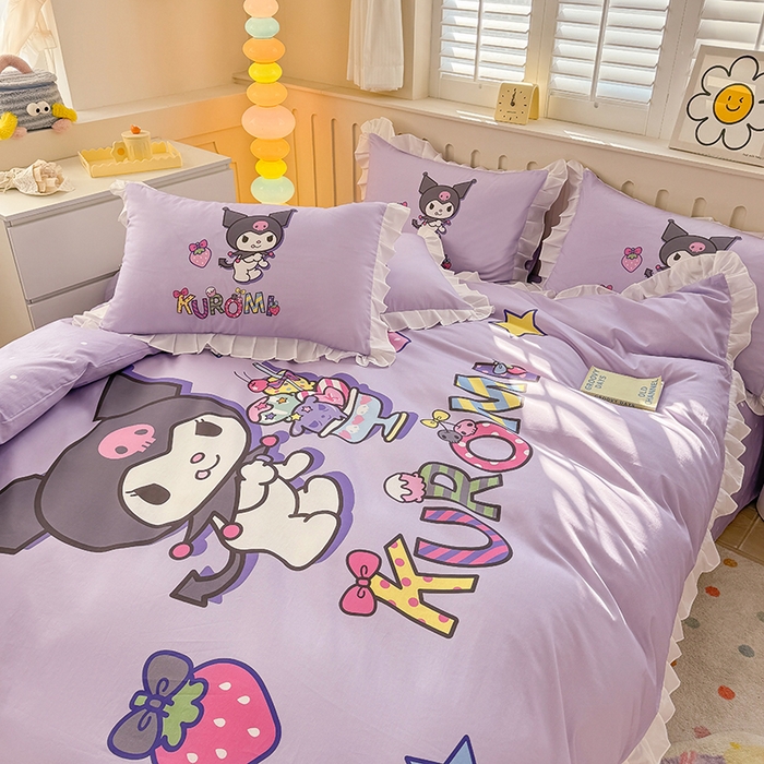 91家纺网 家纺一手货源 找家纺 玉元坊 2025新款三丽鸥系列数码印花纯棉全棉床裙三件套四件套-花边款 花边款-草莓库洛米