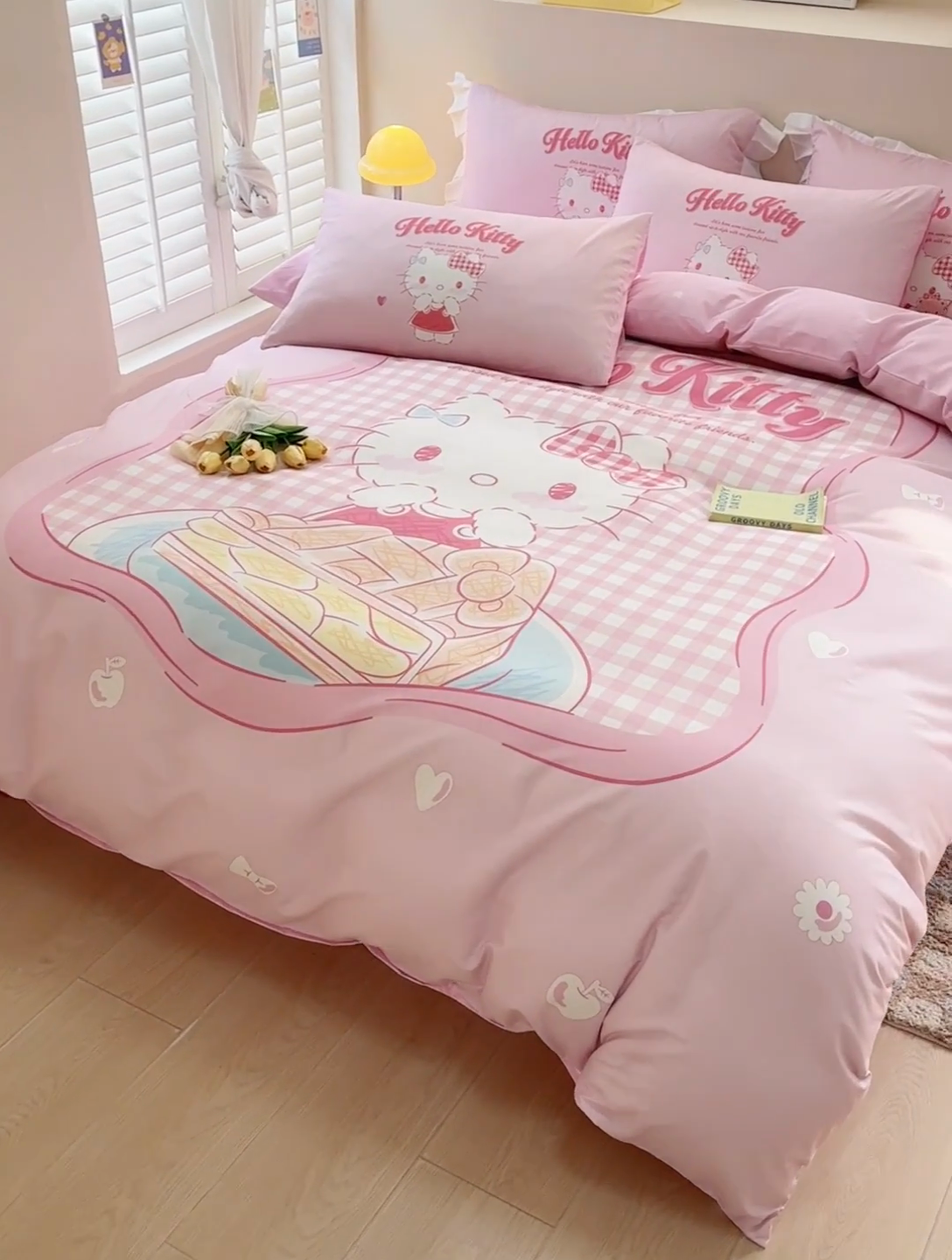 91家纺网 家纺一手货源 找家纺 2025新款三丽鸥系列数码印花纯棉全棉床裙三件套四件套-简约款 简约基础款-心动凯蒂