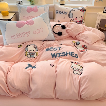 91家纺网 家纺一手货源 找家纺 尤米【提供买家秀】2025新款水洗棉大版卡通毛巾绣四件套 凯丽猫-粉