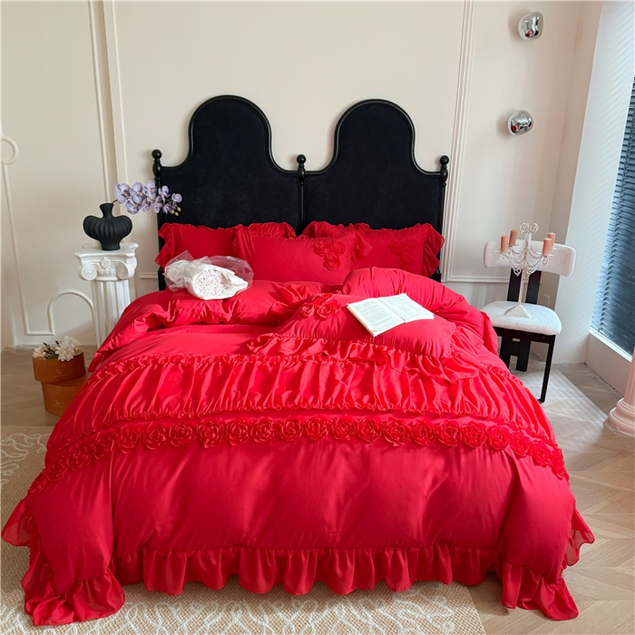 91家纺网 家纺一手货源 找家纺 富盛家纺 2025新款水洗亲肤棉盘花刺绣床裙款四件套公主风四件套甜蜜蜜系列 甜蜜蜜-大红