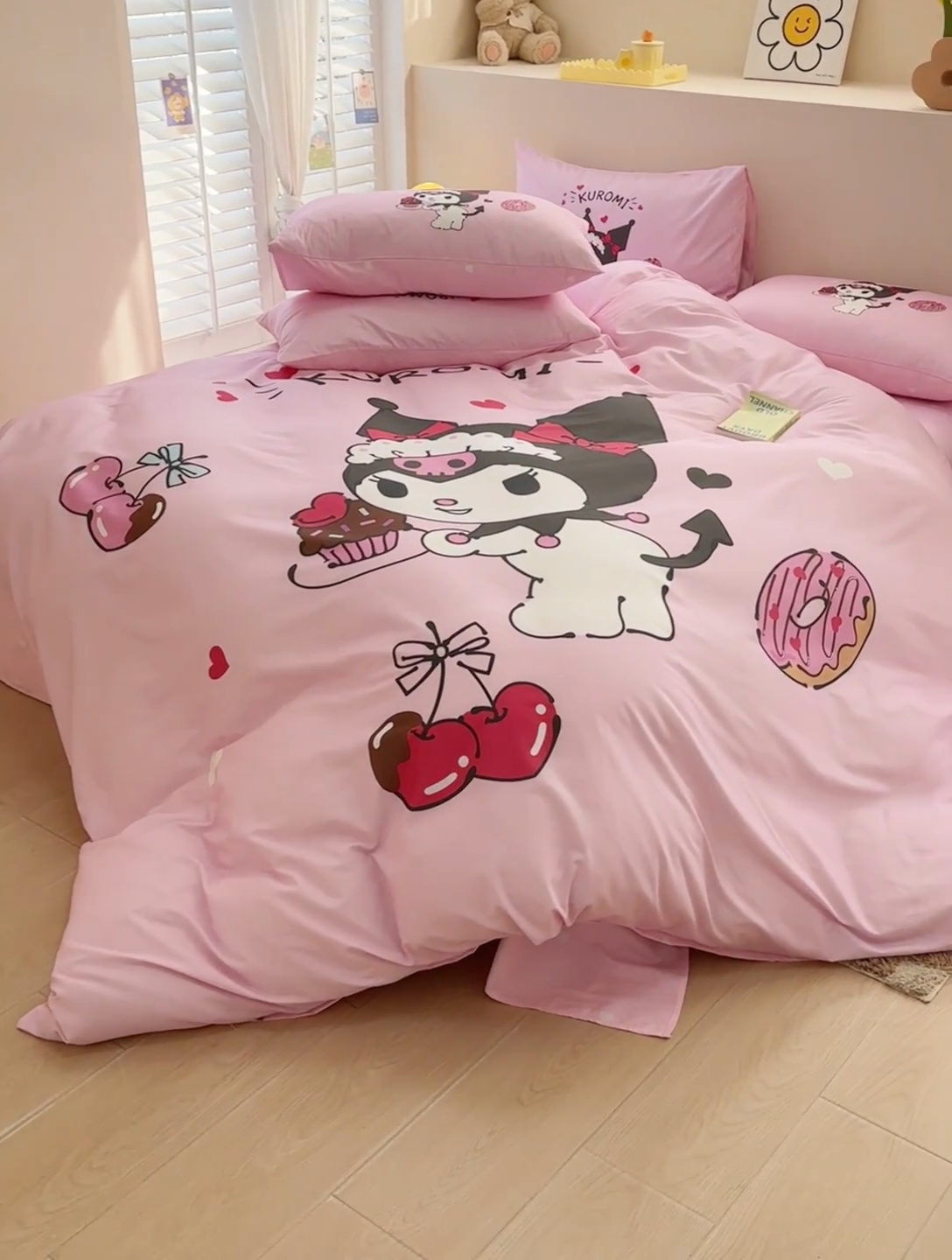 91家纺网 家纺一手货源 找家纺 2025新款三丽鸥系列数码印花纯棉全棉床裙三件套四件套-简约款 简约基础款-美味库洛米