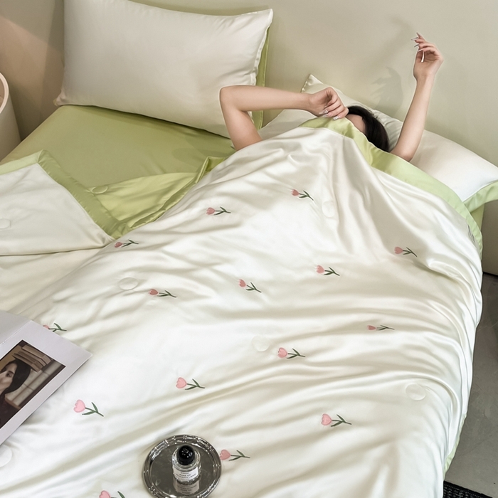 91家纺网 家纺一手货源 找家纺 利欧 2025新款直播电商热卖爆款刺绣水洗真丝夏被四件套夏凉被空调被花朵-奶白绿