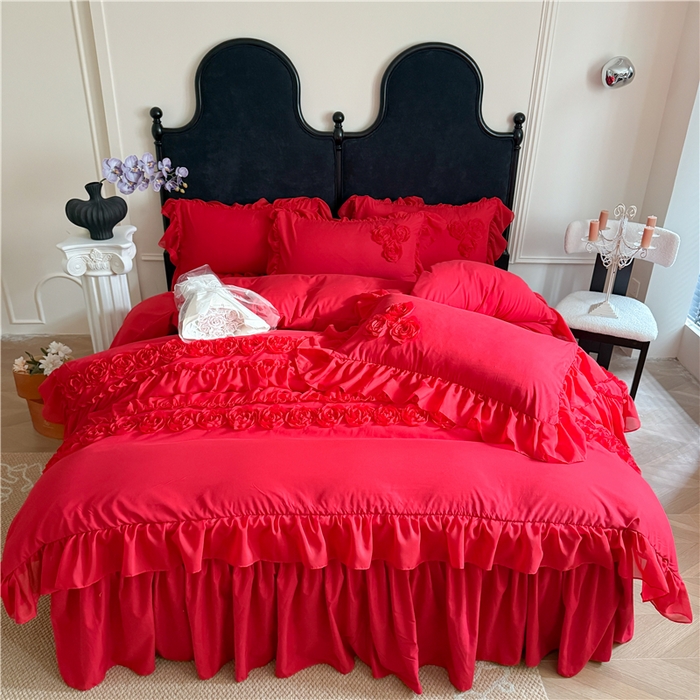 91家纺网 家纺一手货源 找家纺 富盛家纺 2025新款水洗亲肤棉盘花刺绣床裙款四件套公主风四件套甜蜜蜜系列 甜蜜蜜-大红