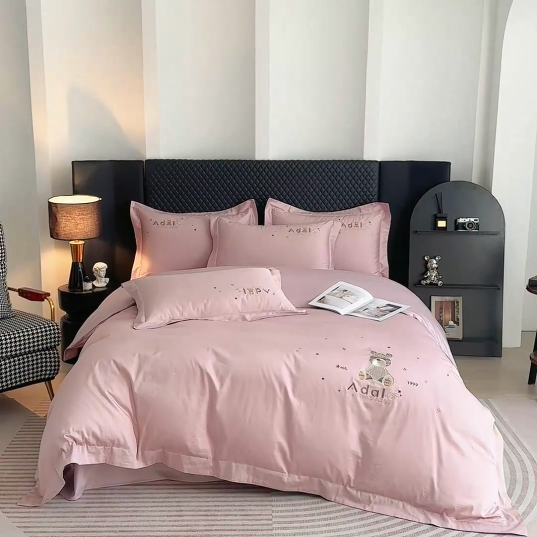 91家纺网 家纺一手货源 找家纺 （总）品乐家纺 2025新款60支长绒棉刺绣款AB版四件套-维尼系列