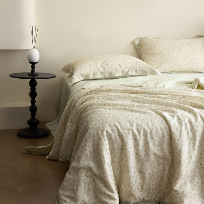 91家纺网 家纺一手货源 找家纺 黛舒家居 2025新款天丝印花夏被四件套 溪涧花