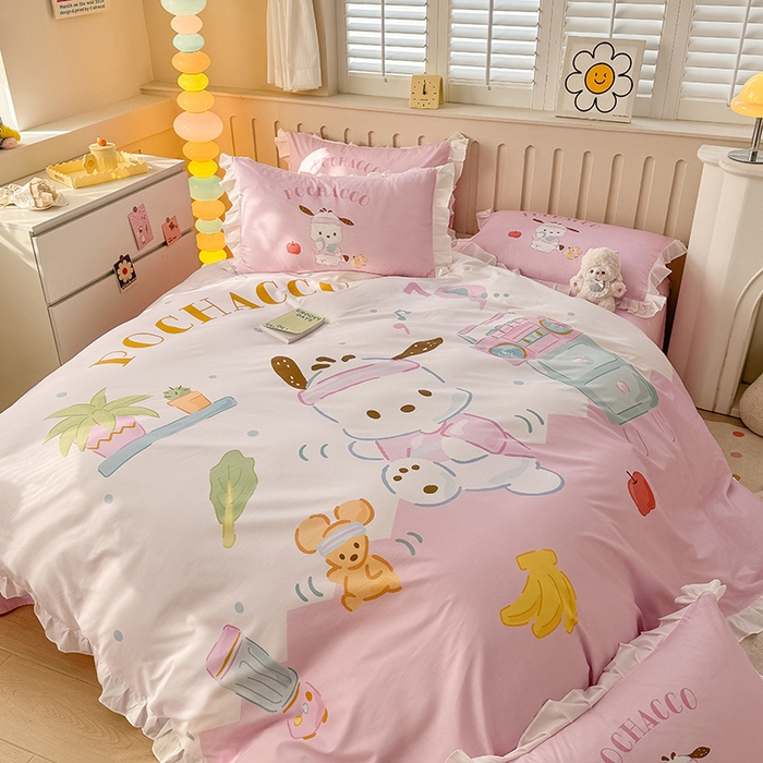 91家纺网 家纺一手货源 找家纺 玉元坊 2025新款三丽鸥系列数码印花纯棉全棉床裙三件套四件套-花边款 花边款-活力帕恰狗