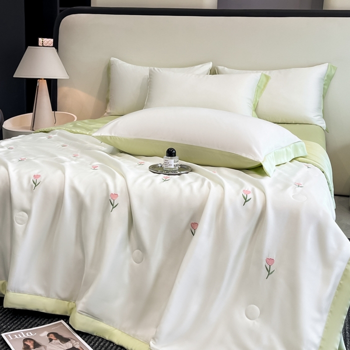 91家纺网 家纺一手货源 找家纺 利欧 2025新款直播电商热卖爆款刺绣水洗真丝夏被四件套夏凉被空调被花朵-奶白绿