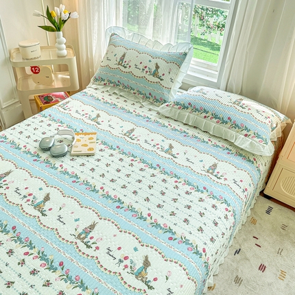 岚吉 2025新款40支133*72全棉斜纹夹棉绗缝小花边床盖逃家小兔