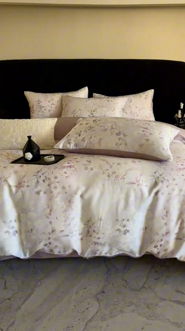 91家纺网 家纺一手货源 找家纺 立奥被业 2025年新款100%兰精天丝四件套天丝数码印花四件套 杏园芳-紫