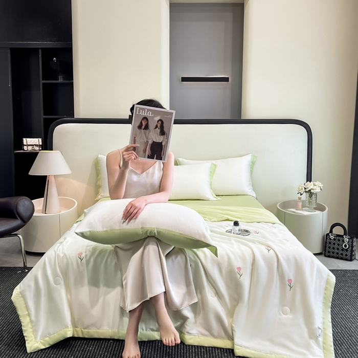 91家纺网 家纺一手货源 找家纺 利欧 2025新款直播电商热卖爆款刺绣水洗真丝夏被四件套夏凉被空调被花朵-奶白绿