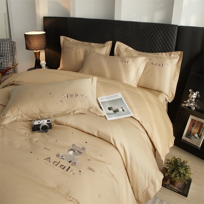 91家纺网 家纺一手货源 找家纺 品乐家纺 2025新款60支长绒棉刺绣款AB版四件套-维尼系列 维尼 流光金