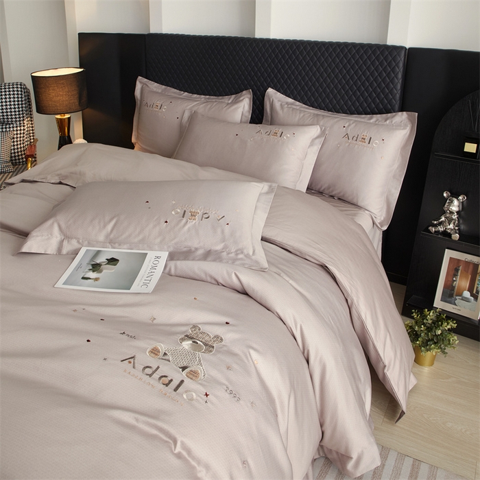 91家纺网 家纺一手货源 找家纺 品乐家纺 2025新款60支长绒棉刺绣款AB版四件套-维尼系列 维尼 青云灰