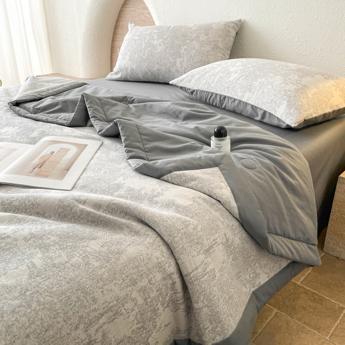 91家纺网 家纺一手货源 找家纺 一加一家纺2025新款A类全棉三层纱色织提花大豆夏被四件套 梦境--灰