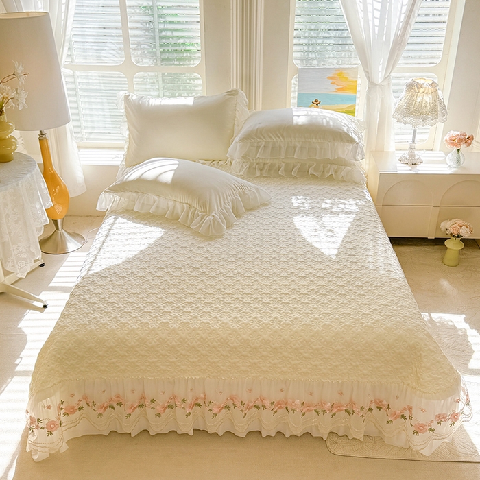 91家纺网 家纺一手货源 找家纺 大麦家纺 2025新款亲肤花边款床盖四件套  甜心小姐-奶昔白