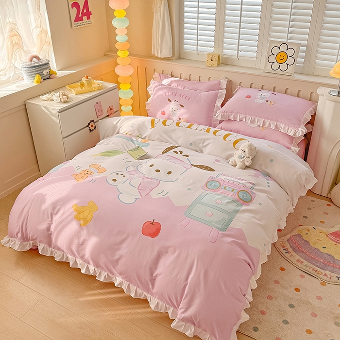 91家纺网 家纺一手货源 找家纺 玉元坊 2025新款三丽鸥系列数码印花纯棉全棉床裙三件套四件套-花边款 花边款-活力帕恰狗