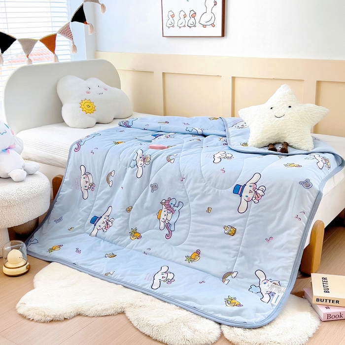 91家纺网 家纺一手货源 找家纺 鱼宝 2025新款三丽鸥凉感丝夏被 彩虹玉桂狗