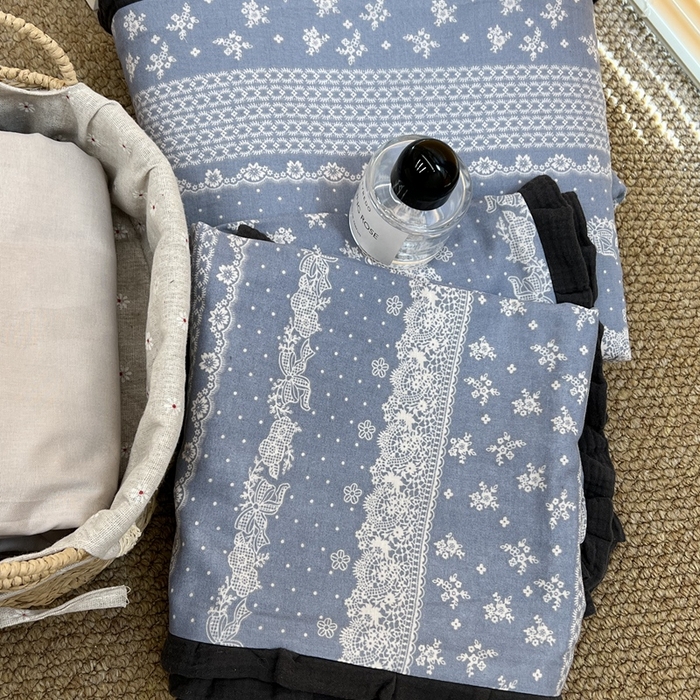 91家纺网 家纺一手货源 找家纺 荣轩 2024新款全棉印花双层纱四件套 皱皱纱花边款 云间素语-蓝