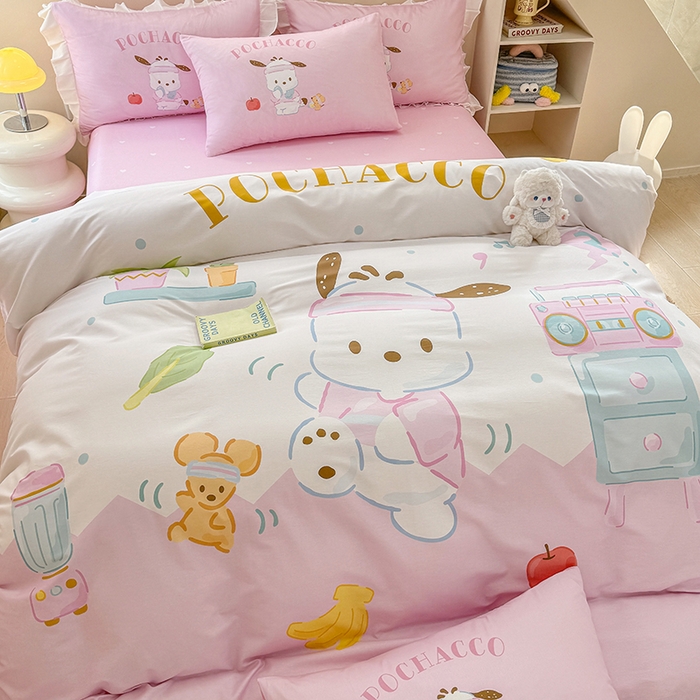 91家纺网 家纺一手货源 找家纺 2025新款三丽鸥系列数码印花纯棉全棉床裙三件套四件套-简约款 简约基础款-活力帕恰狗