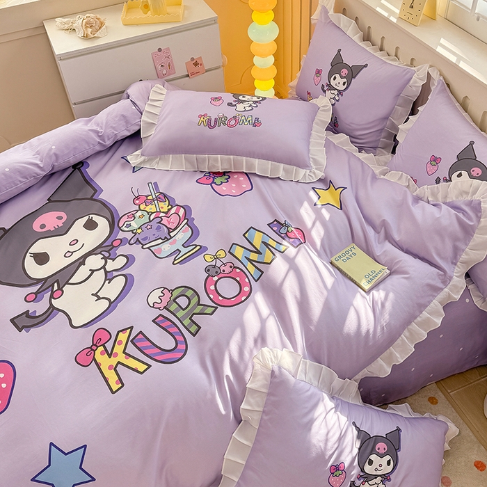 91家纺网 家纺一手货源 找家纺 玉元坊 2025新款三丽鸥系列数码印花纯棉全棉床裙三件套四件套-花边款 花边款-草莓库洛米