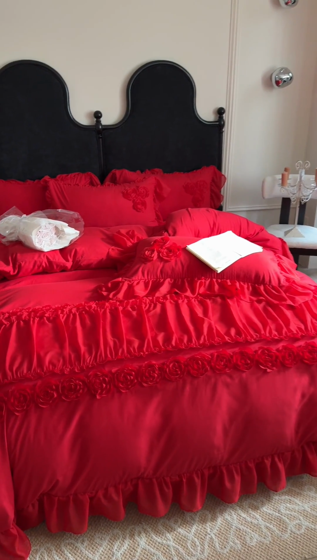 91家纺网 家纺一手货源 找家纺 富盛家纺 2025新款水洗亲肤棉盘花刺绣床裙款四件套公主风四件套甜蜜蜜系列 甜蜜蜜-大红