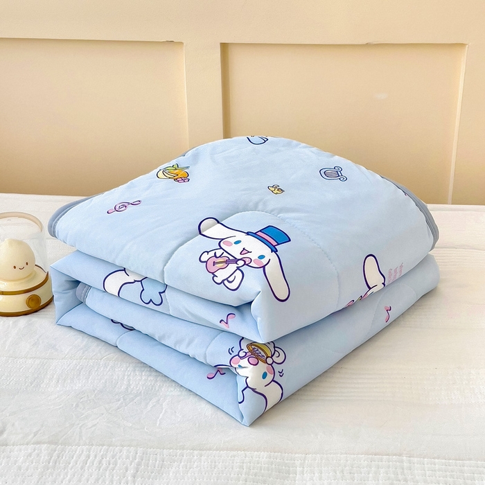 91家纺网 家纺一手货源 找家纺 鱼宝 2025新款三丽鸥凉感丝夏被 彩虹玉桂狗