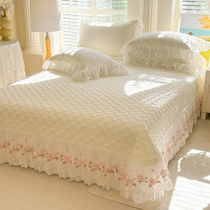 91家纺网 家纺一手货源 找家纺 大麦家纺 2025新款亲肤花边款床盖四件套  甜心小姐-奶昔白