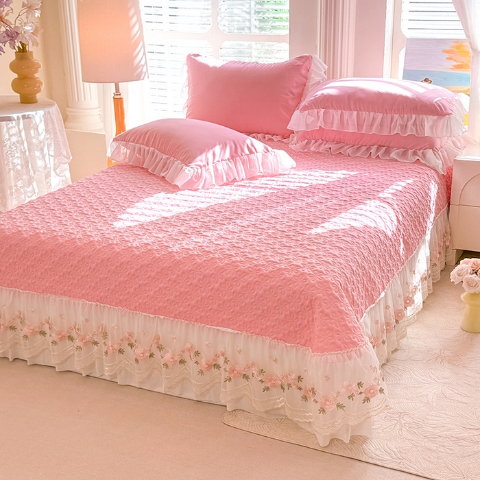 91家纺网 家纺一手货源 找家纺 大麦家纺 2025新款亲肤花边款床盖四件套  甜心小姐-樱花粉