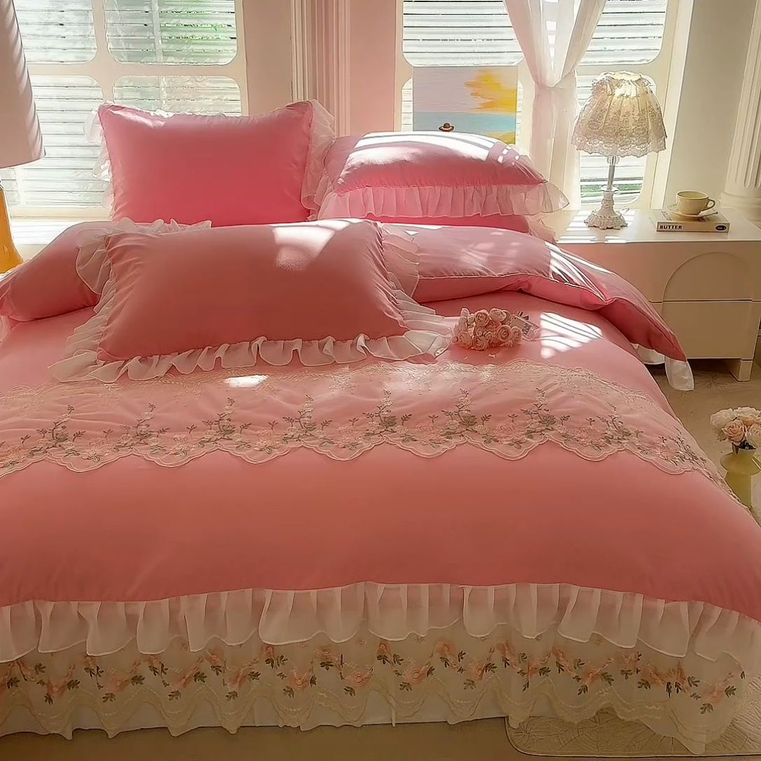 91家纺网 家纺一手货源 找家纺 大麦家纺 2025新款亲肤花边款床盖四件套  甜心小姐-樱花粉