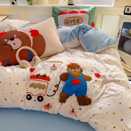 91家纺网 家纺一手货源 找家纺 尤米【提供买家秀】2025新款水洗棉大版卡通毛巾绣四件套 苹果熊-波点