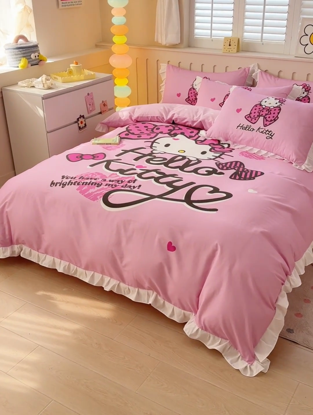 91家纺网 家纺一手货源 找家纺 玉元坊 2025新款三丽鸥系列数码印花纯棉全棉床裙三件套四件套-花边款 花边款-凯蒂宝贝