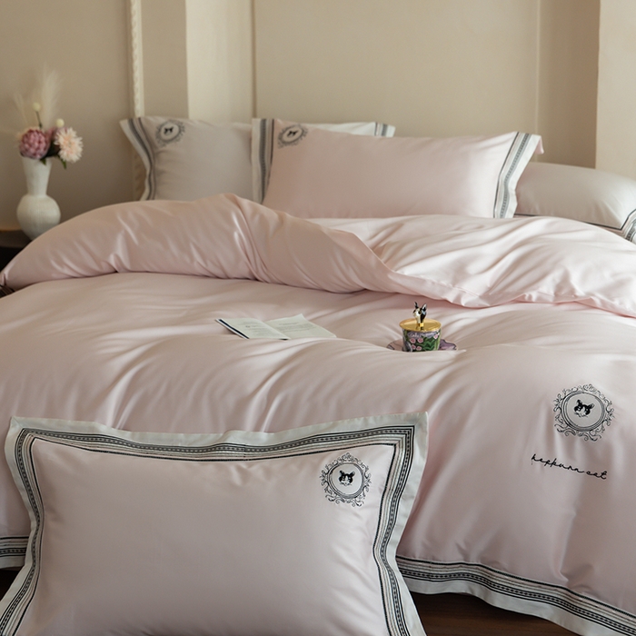 91家纺网 家纺一手货源 找家纺 赫帛 2025新款赫本猫联名系列四件套-贵族猫 贵族猫-润玉粉