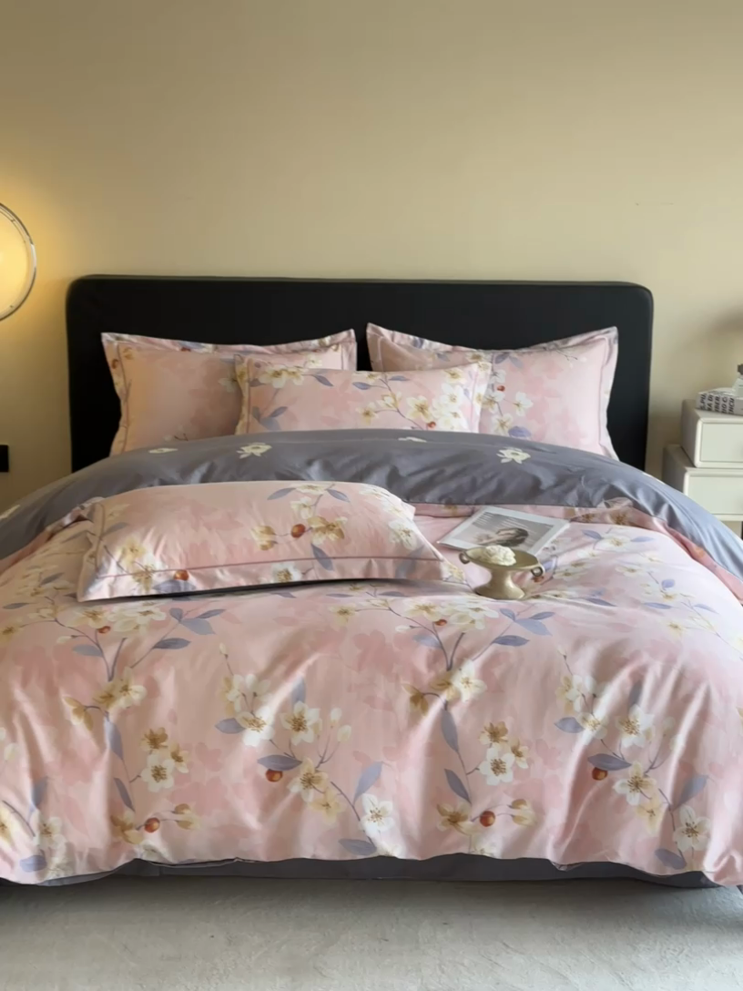 91家纺网 家纺一手货源 找家纺 格里芬家纺 2025新款全棉四件套13376纯棉印花四件套 杏绘-粉